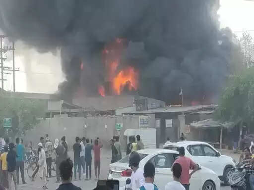 बासनी औद्योगिक क्षेत्र की हैंडीक्राफ्ट फैक्ट्री में भीषण आग, दो अन्य फैक्ट्रियां भी चपेट में