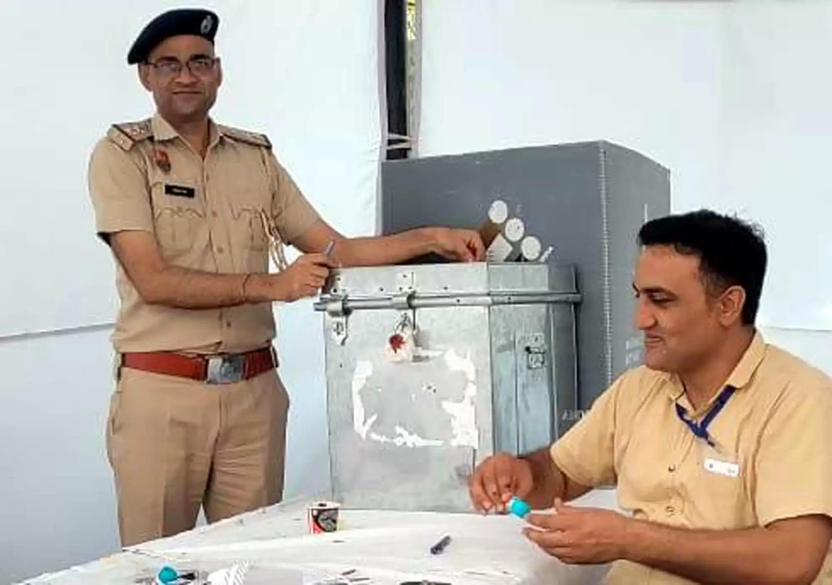 हिसार : पुलिस कर्मचारियों ने किया मतदान