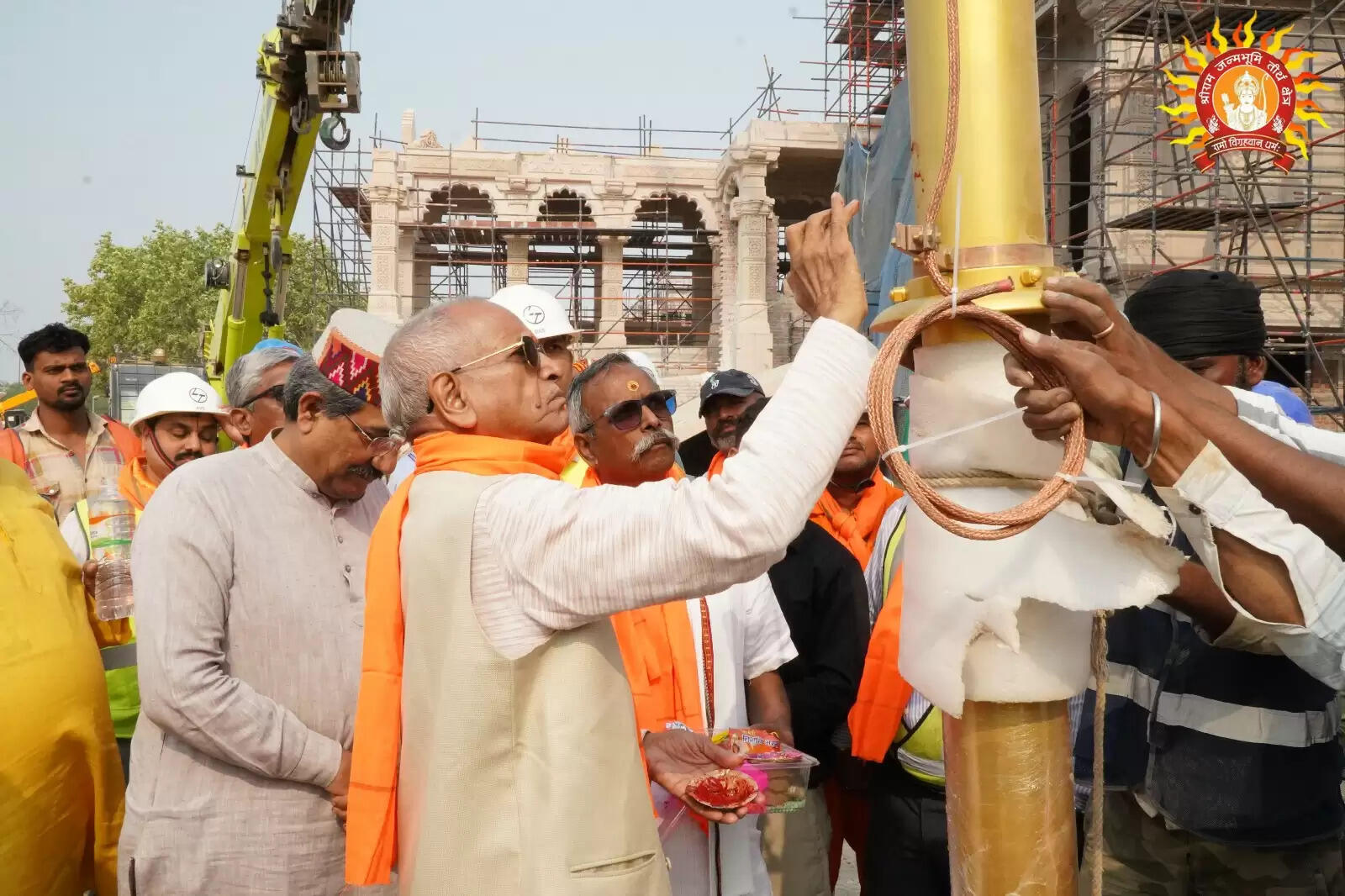राम जन्मभूमि के श्रीगणेश मन्दिर पर शिखर कलश और ध्वज दंड स्थापित