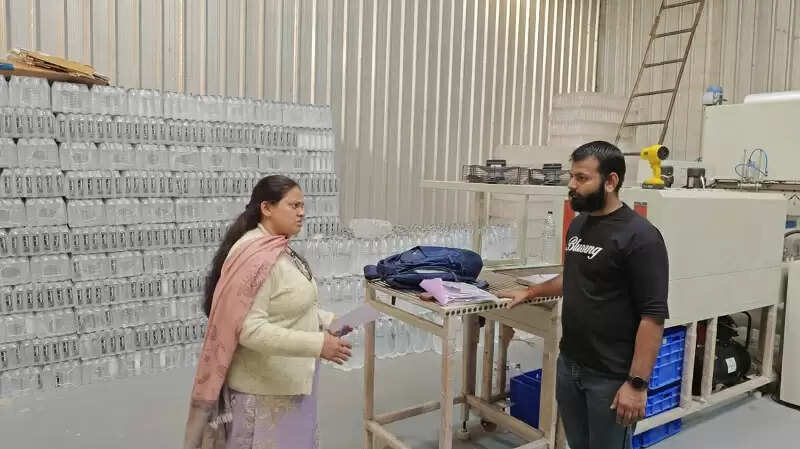 इंदौरः बिना लाइसेंस संचालित पानी की फैक्ट्री कराई गई बंद, 7 हजार लीटर पैकेज ड्रिंकिंग वाटर सील