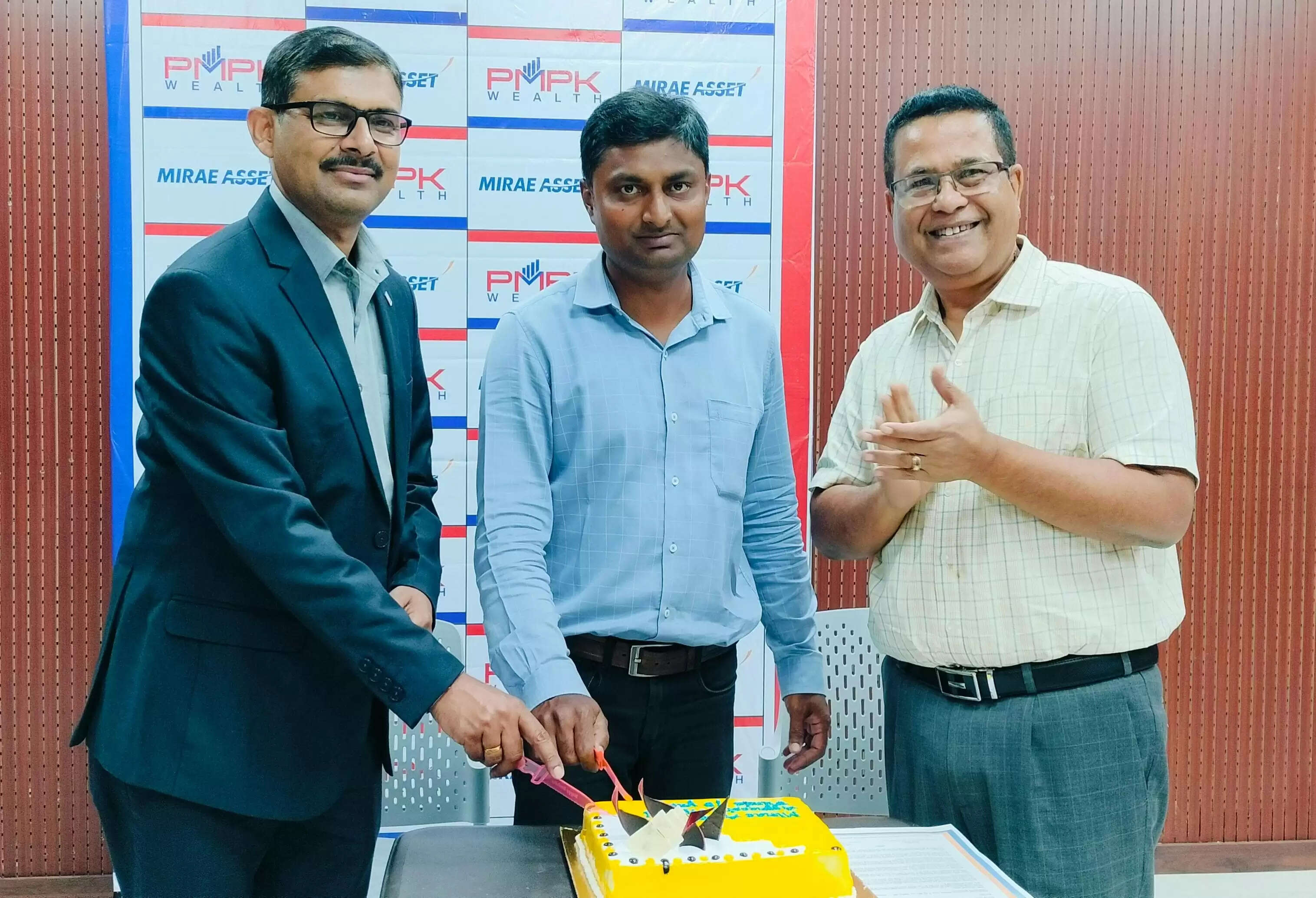 हाइब्रिड फंड के 10 वर्ष पूरा पर होने पर मना जश्न