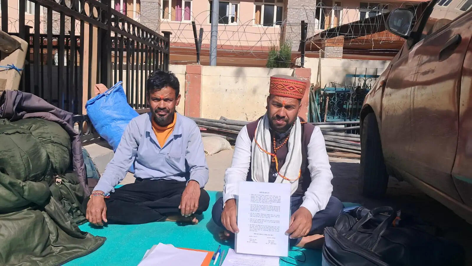 पर्वतीय क्षेत्रों की समस्याओं को लेकर डीएम कार्यालय के बाहर दिया धरना