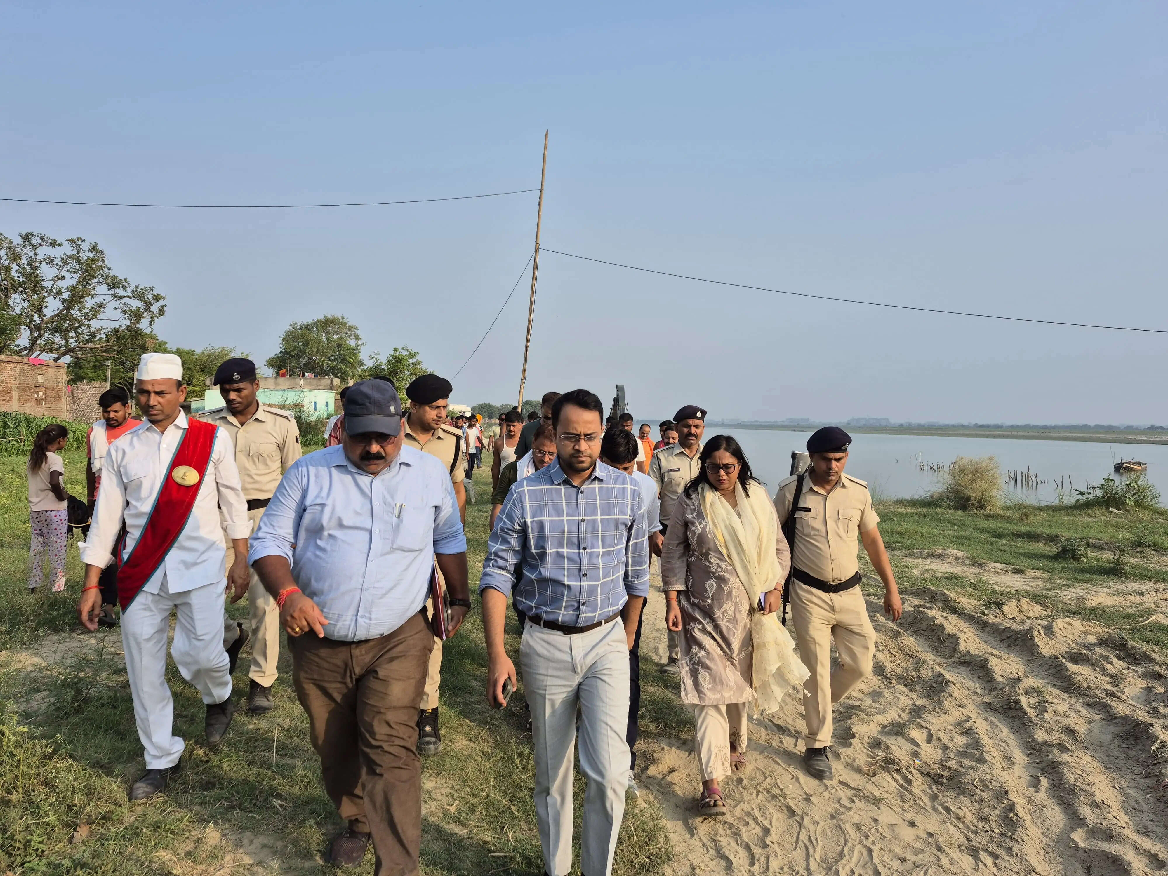 बाढ़ निरोधक एवं तटबंध सुरक्षा कार्यों का जिलाधिकारी ने किया निरीक्षण