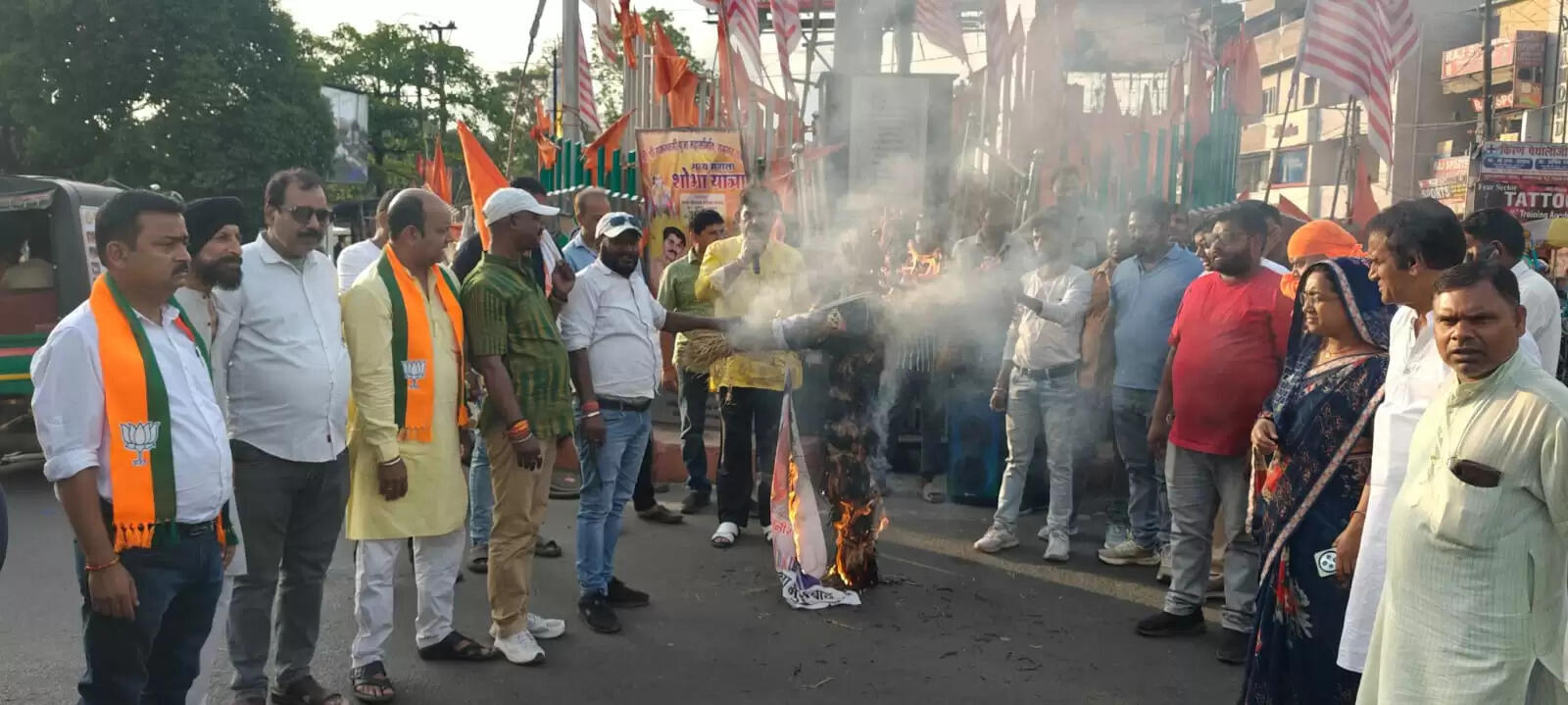 आतंकी हमले के खिलाफ जनता ने जताया रोष, दी श्रद्धांजलि