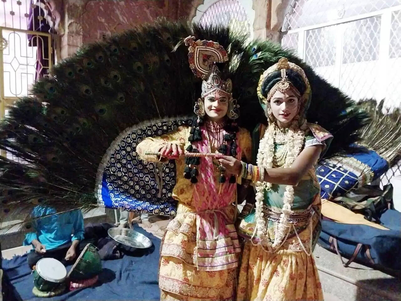 राधा-कृष्ण के युगल रूप धरे कलाकारों ने किया मयूर नृत्य