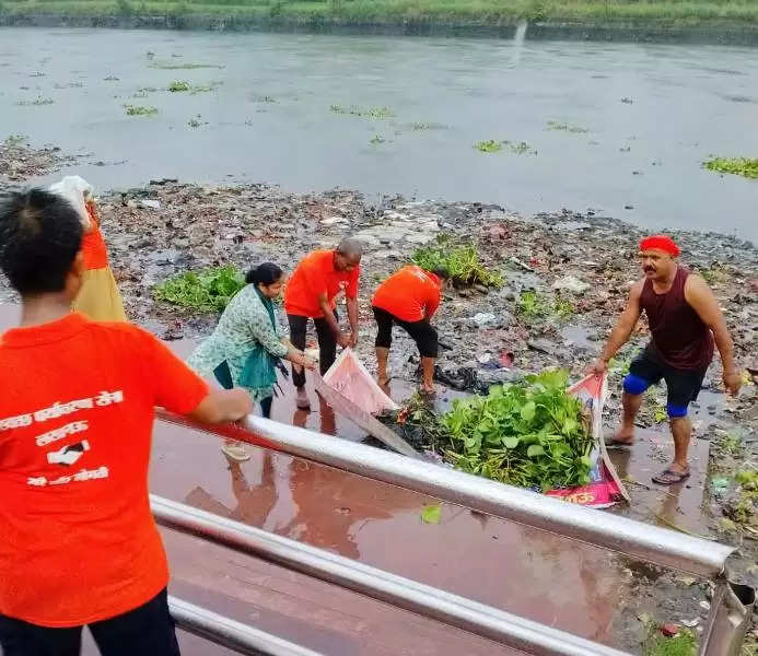 तेज बारिश के बीच गोमती नदी की सफाई, निकाला दस कुंटल कूड़ा