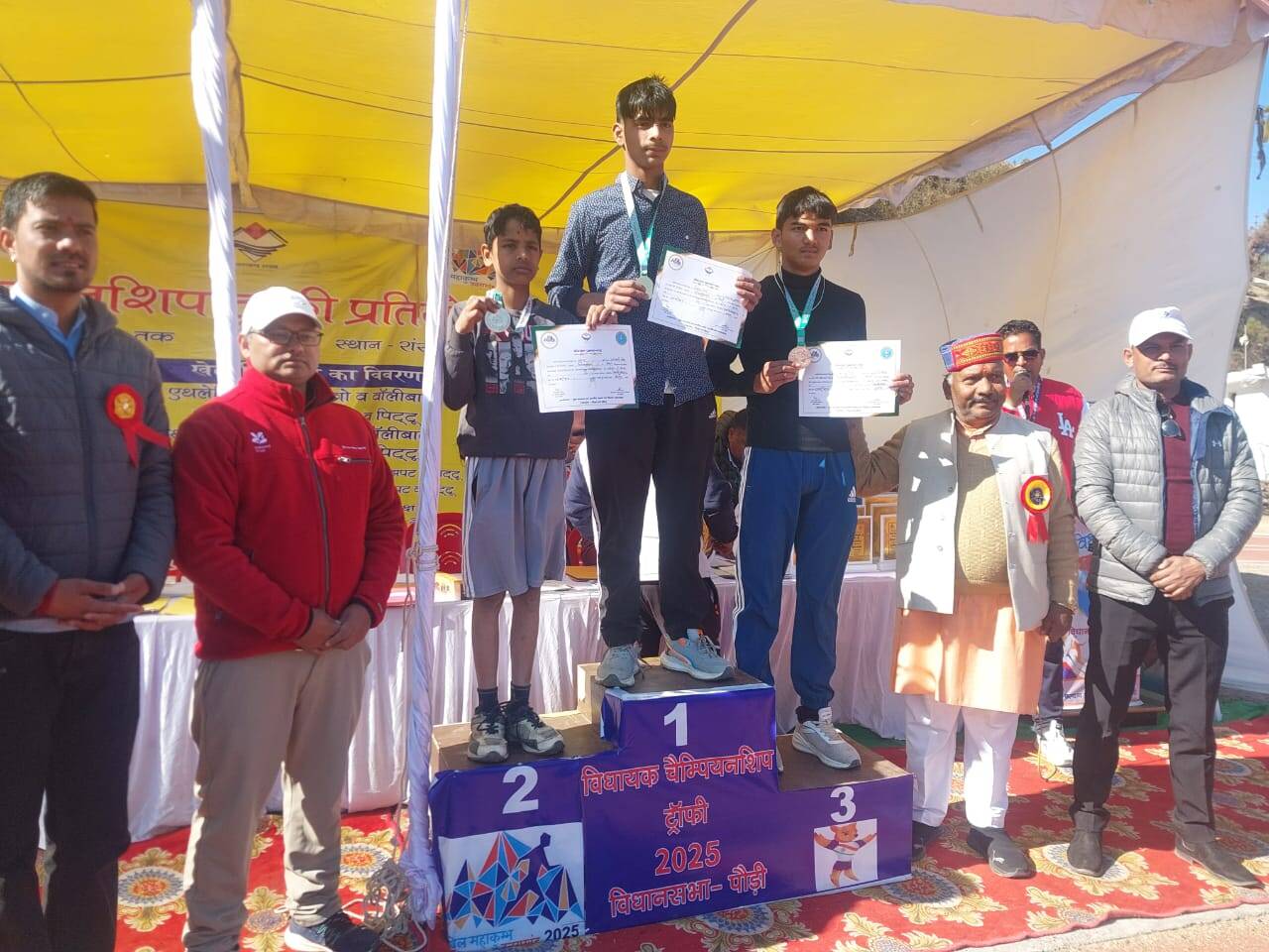 रांसी स्टेडियम में विधायक चैम्पियनशिप ट्रॉफी के विजेताओं को मिले मेडल