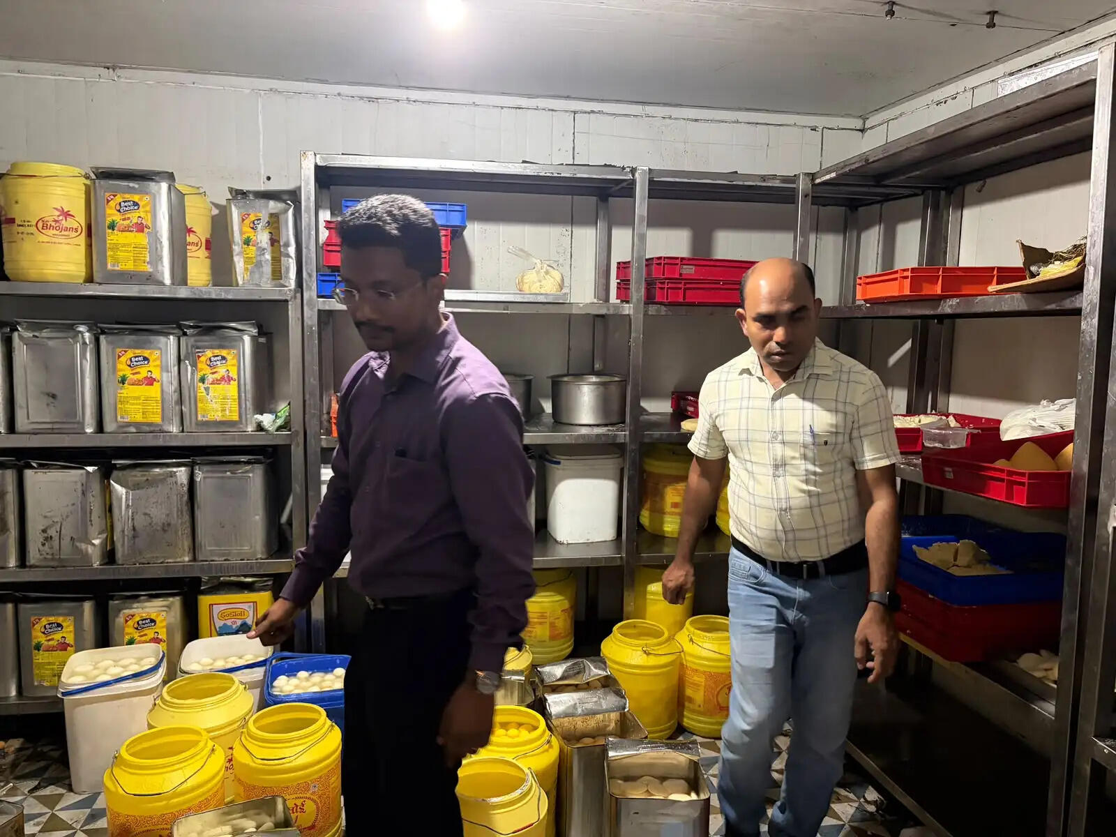 त्योहारों को देखते हुए खाद्य सुरक्षा विभाग ने होटलों का किया औचक निरीक्षण