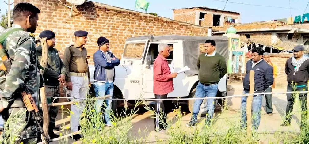 सीओ ने 200 फीट पीसीसी सड़क से हटवाया अतिक्रमण