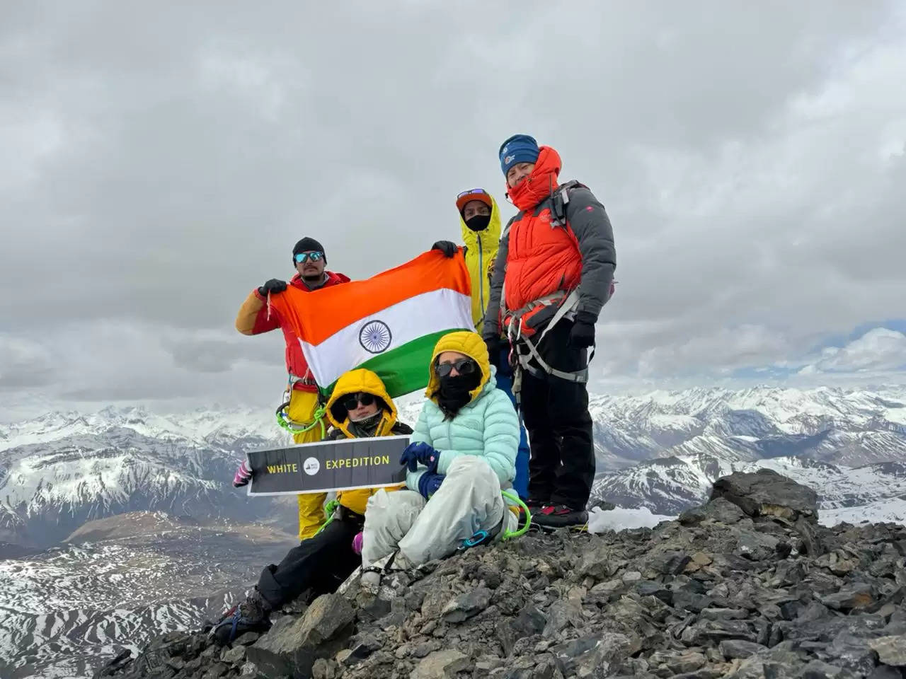 हिमाचल प्रदेश में छह पर्वतारोहियों ने तीन दिन में माउंट चाऊ चाऊ काँग नील्दा पर फहराया तिरंगा