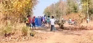 प्रेमी युगल ने आम के पेड़ पर लगाई फांसी, गांव में सनसनी