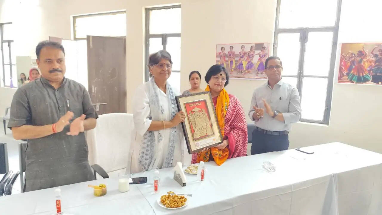 लोक संस्कृति समाज को जोड़ने और आत्मीयता बढ़ाने का सशक्त माध्यम : हिना देसाई