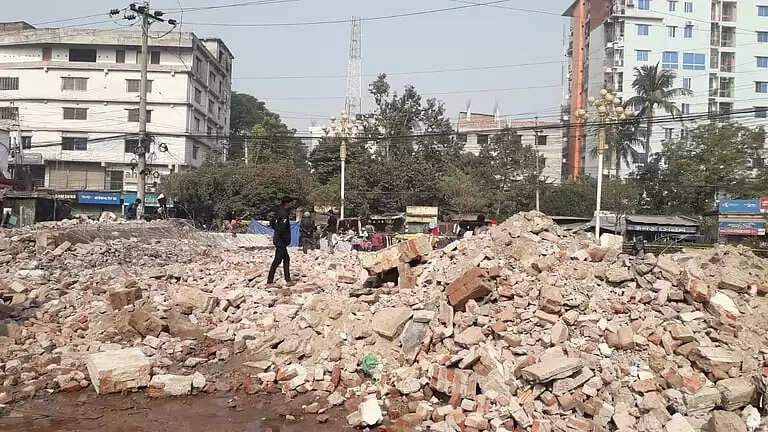 बांग्लादेश के बंदरबान में पूर्व मंत्री का घर फूंका, राजशाही में अवामी लीग दफ्तर ध्वस्त