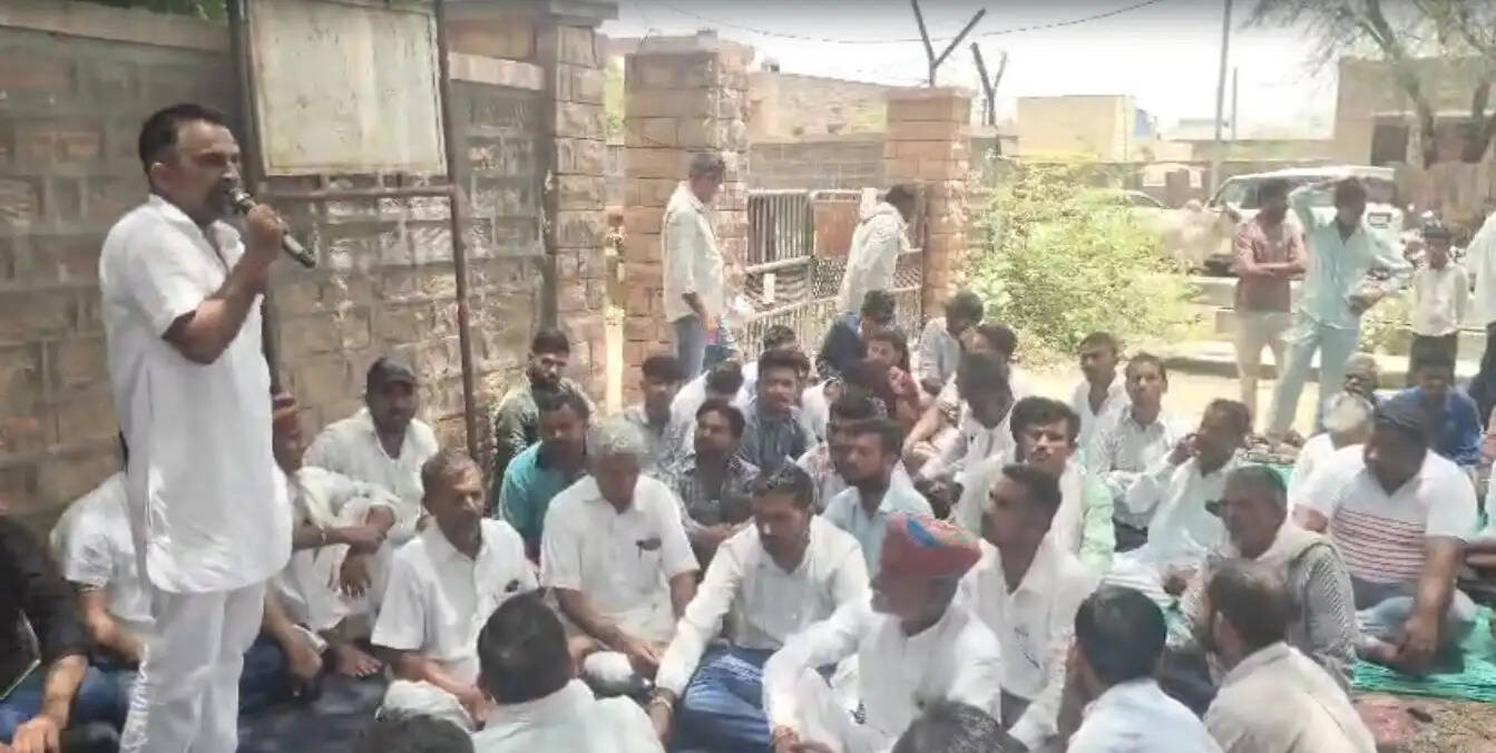बिजली संकट को लेकर ग्रामीणों का फूटा आक्रोश