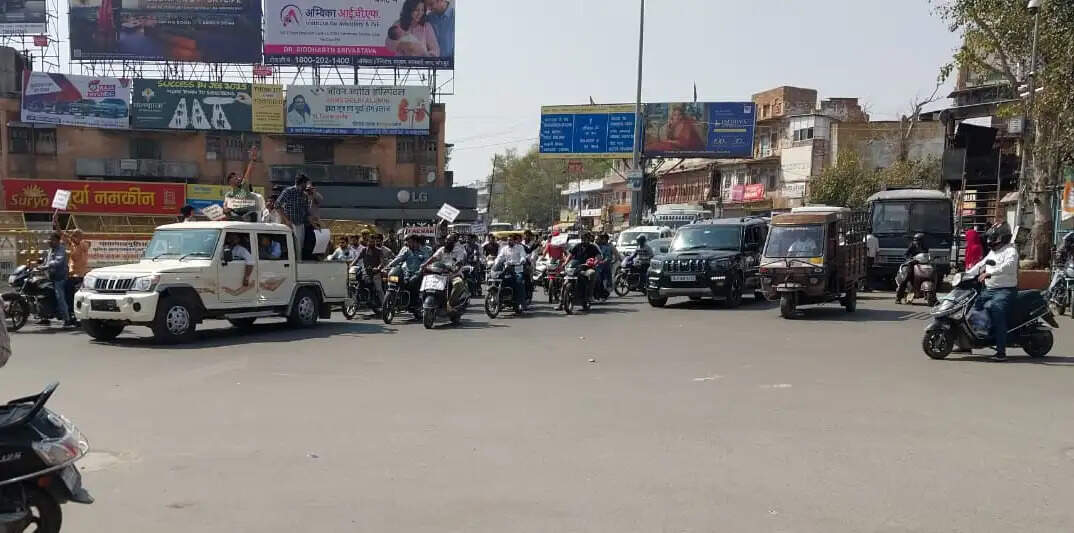 निजी बस ऑपरेटर्स हड़ताल : भारी चालान के विरोध में सडक़ों पर उतरे संचालक, निजी बस ऑपरेटरों ने निकाली रैली