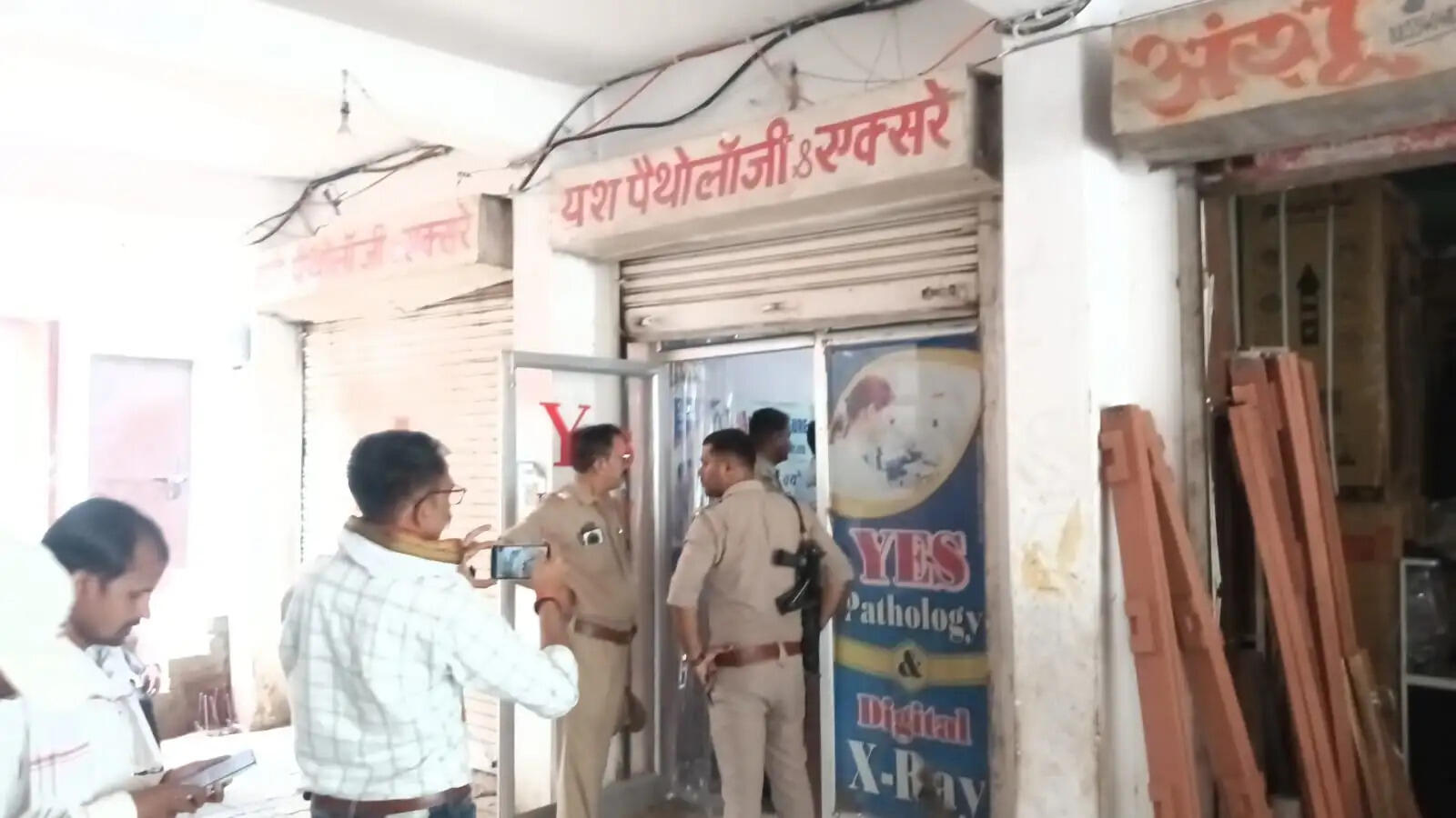 एसडीएम, तहसीलदार की संयुक्त छापेमारी, दो पैथोलॉजी पर गिरी गाज