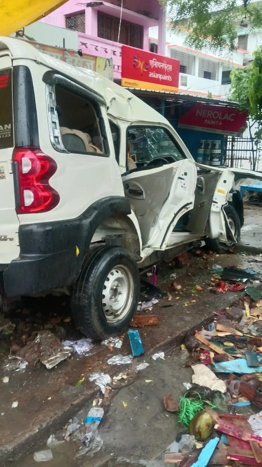 स्कॉर्पियो पेड़ से टकराई, मां-बेटी की मौत