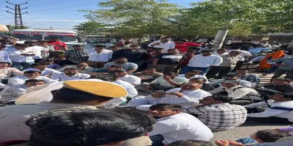 तनावड़ा सडक़ हादसे में गई दो मजदूरों की जान : आक्रोशित लोगों का रास्ता जामकर प्रदर्शन