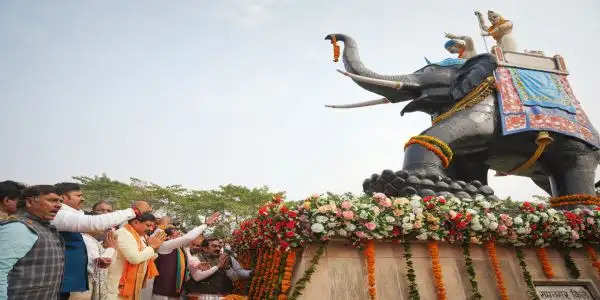 जबलपुर: मुख्यमंत्री डॉ यादव ने रानी दुर्गावती की प्रतिमा पर पुष्प अर्पित कर किया नमन, विमानतल पर हुआ भव्य स्वागत