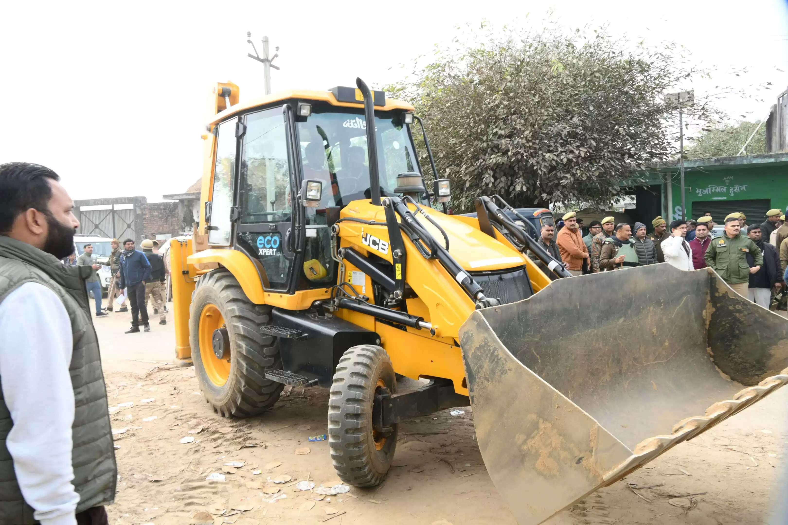 संभल में अवैध मस्जिद हटाकर कब्जा मुक्त जमीन काे 20 गरीबाें की गई आवंटित