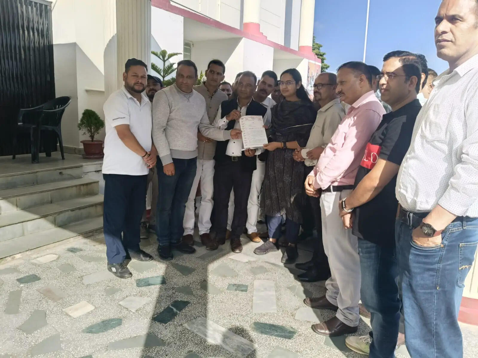 पुरानी पेंशन बहाली की मांग को लेकर कर्मचारियों ने एनपीएस-यूपीएस की प्रतियां जलाईं
