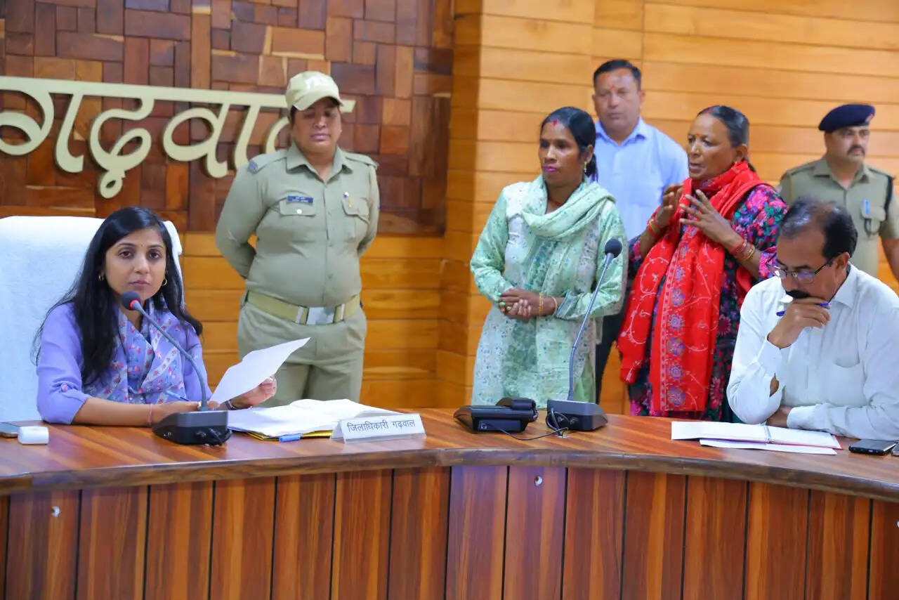 जनता मिलन कार्यक्रम में डीएम को बताई समस्याएं
