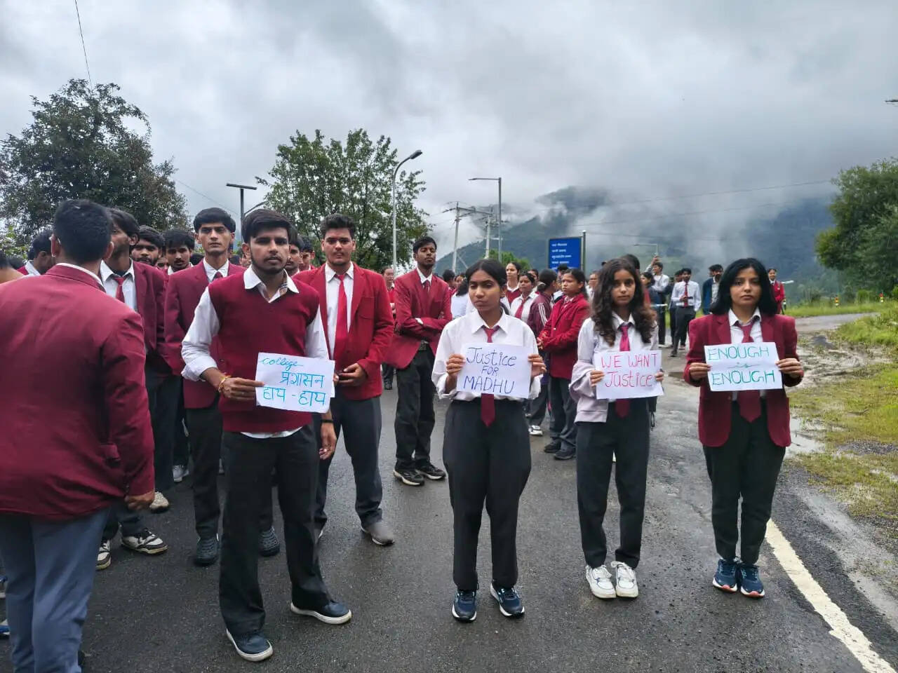 भरसार विश्वविद्यालय में छात्रा की मौत से मचा हड़कंप, छात्रों में आक्रोश तीन-चार दिन से बीमार थी बीएससी चौथे वर्ष की छात्रा, पाबौ, पौड़ी और श्रीनगर के बाद एम्स ऋषिकेश रेफर; रास्ते में तोड़ा दम