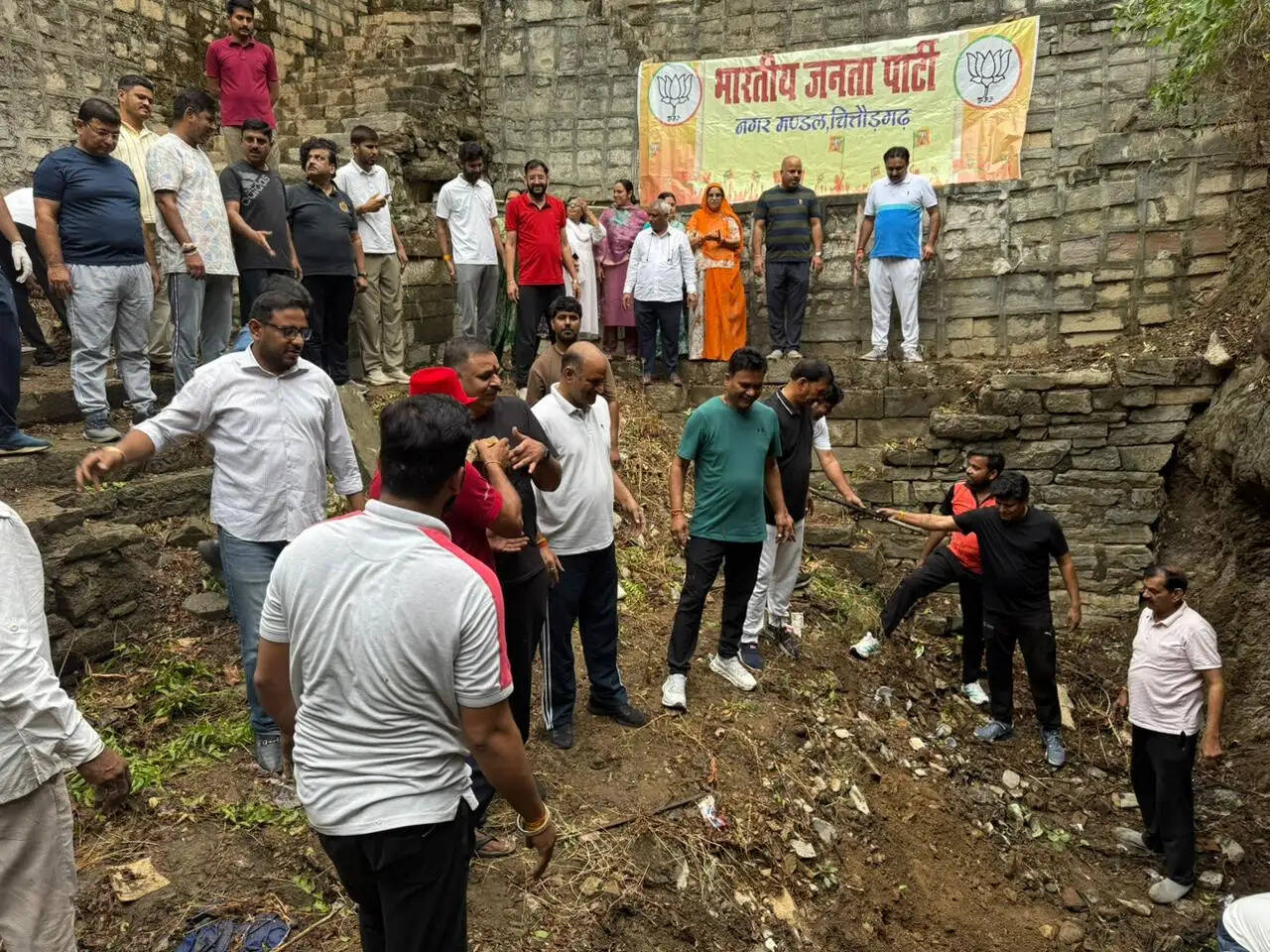 शहर में भाजपा ने पौधारोपण कर की बावड़ी की सफाई, विश्व पर्यावरण दिवस पर दिया स्वच्छता का संदेश