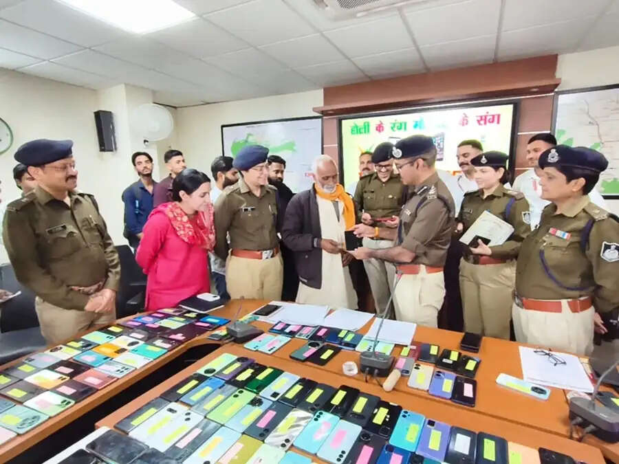मप्र पुलिस ने विगत तीन सप्ताह में 3 करोड़ 73 लाख से अधिक के 1835 गुम व चोरी हुए मोबाइल किए बरामद