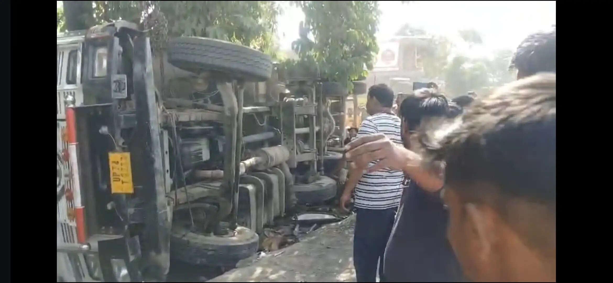 काेयले से भरा ट्रक बेकाबू होकर दुकान पर पलटा, दाे की माैत