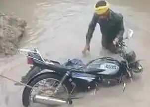 जबलपुर : जर्जर पुलिया से नाले में गिरी बाइक, पेड़ पकड़कर युवक ने बचाई जान