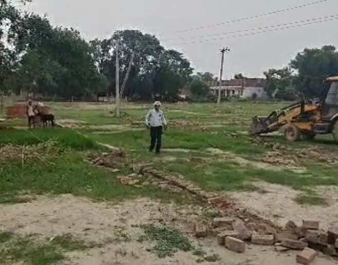 पीडीए की बड़ी कार्रवाई, झूंसी में अवैध प्लॉटिंग पर चला बुलडोजर