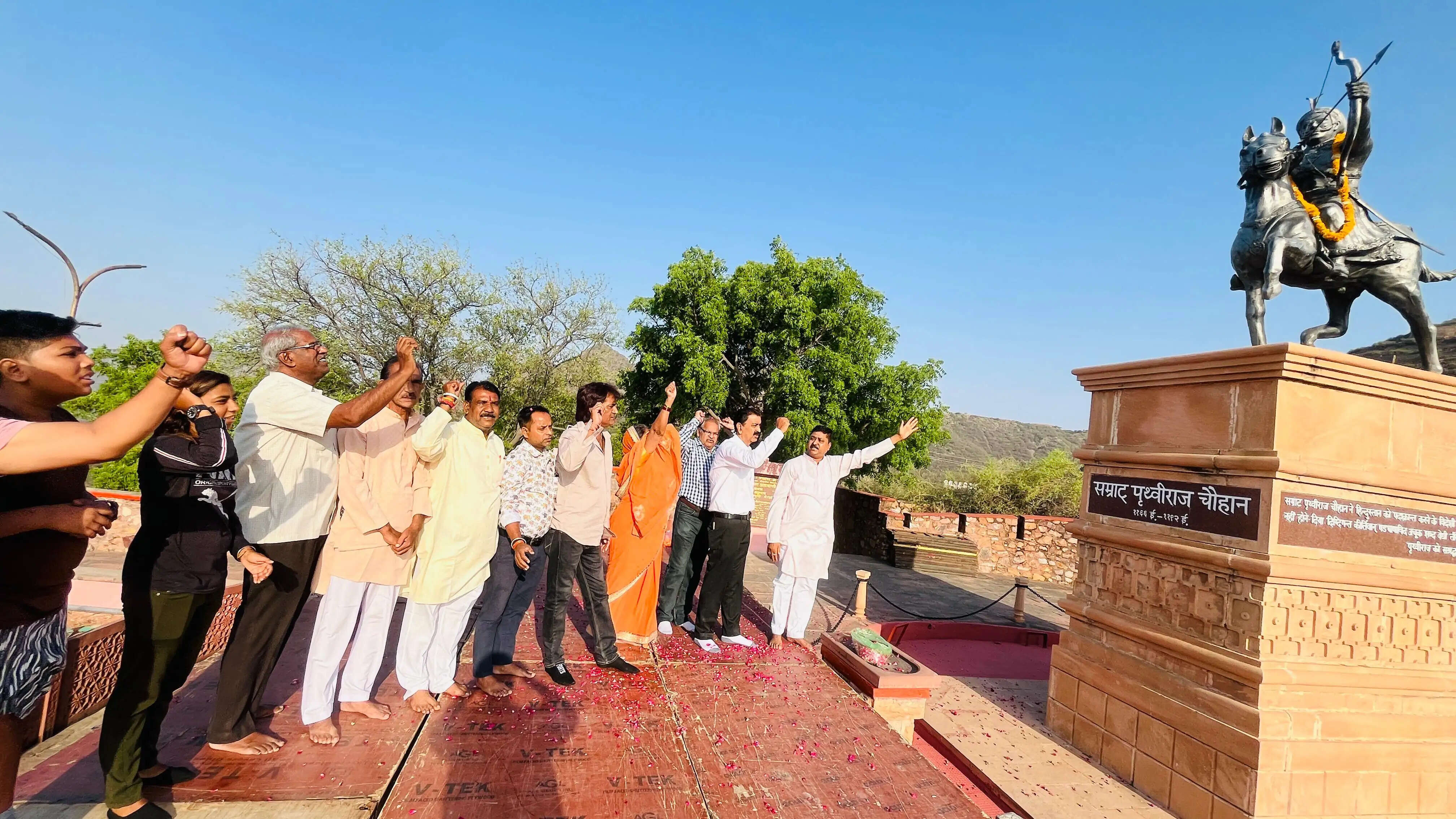 सम्राट पृथ्वीराज चौहान स्मारक पर किया ध्वजारोहण एवं पुष्पांजलि