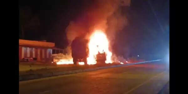 ट्रक-डंपर की टक्कर के बाद जिंदा जला चालक