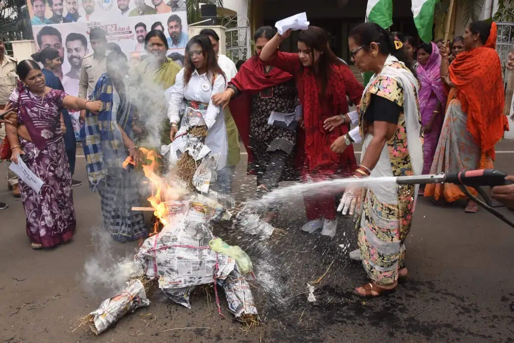 असम के मुख्यमंत्री के बयान पर महिला कांग्रेस का हल्लाबोल, पुतला दहन कर जताया तीखा विरोध