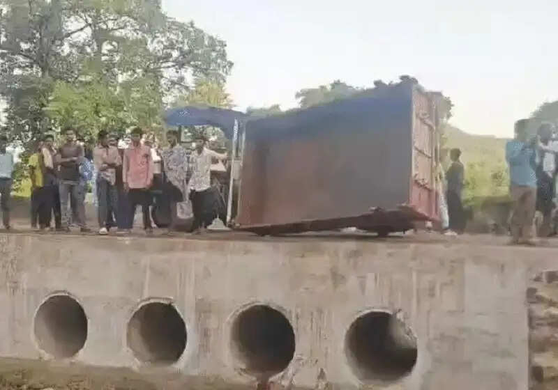 (अपडेट) मप्र के उमरिया-अनूपपुर जिले की सीमा पर ट्रैक्टर-ट्रॉली पलटी, चार लोगों की मौत और 37 घायल