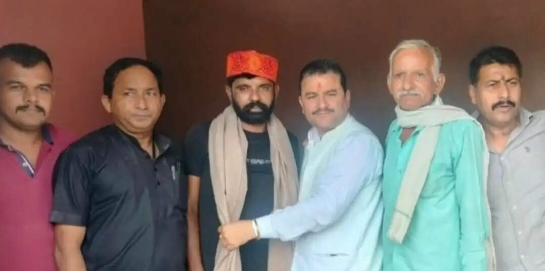 नाहन की रून नदी में बुजुर्ग को बचाने के प्रयास में घायल युवक इलाज के बाद घर लौटा
