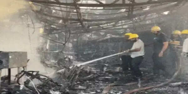 इलेक्ट्रिक वाहनों के दो शोरूम में भीषण आग, 40 वाहन जलकर खाक; ऑटो पार्ट्स शोरूम भी चपेट में