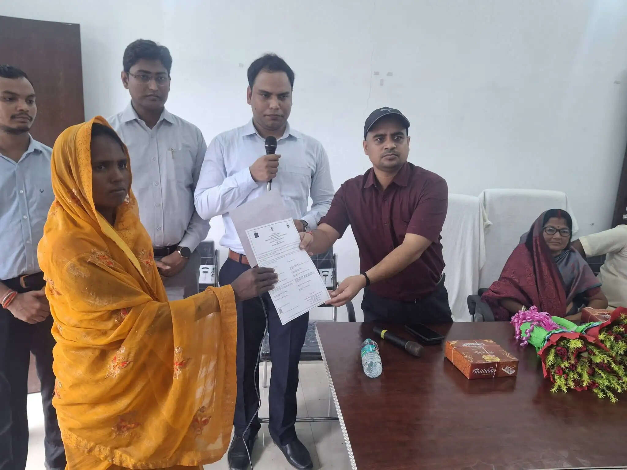 कर्णपुर सहयोग शिविर मे डीएम ने लाभुकों को दिए राशन कार्ड और जन्म प्रमाण पत्र