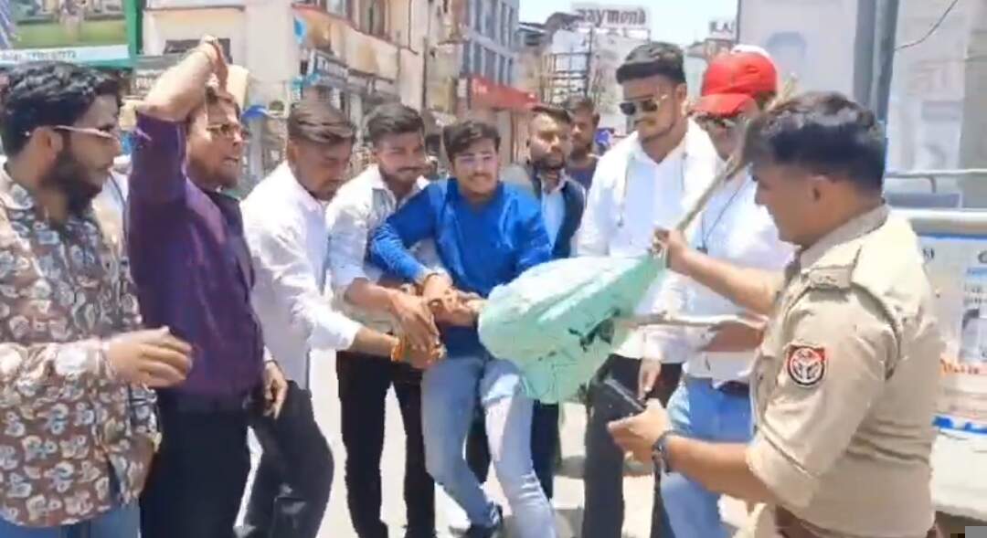 कानपुर में पेपर लीक और सेंटर हैकिंग के विरोध में छात्रों का प्रदर्शन