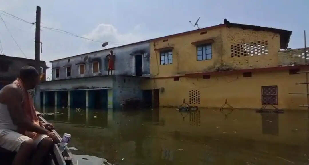 बाढ़ से गंभीर हालात, छतों पर रहने को मजबूर हुए लोग