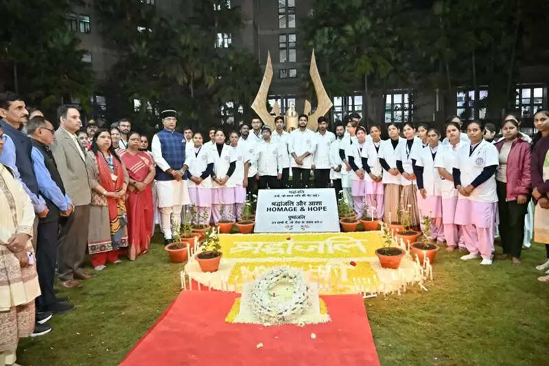 भोपाल गैस त्रासदी की 40वीं बरसी की पूर्व संध्या पर निकाली गई मशाल रैली