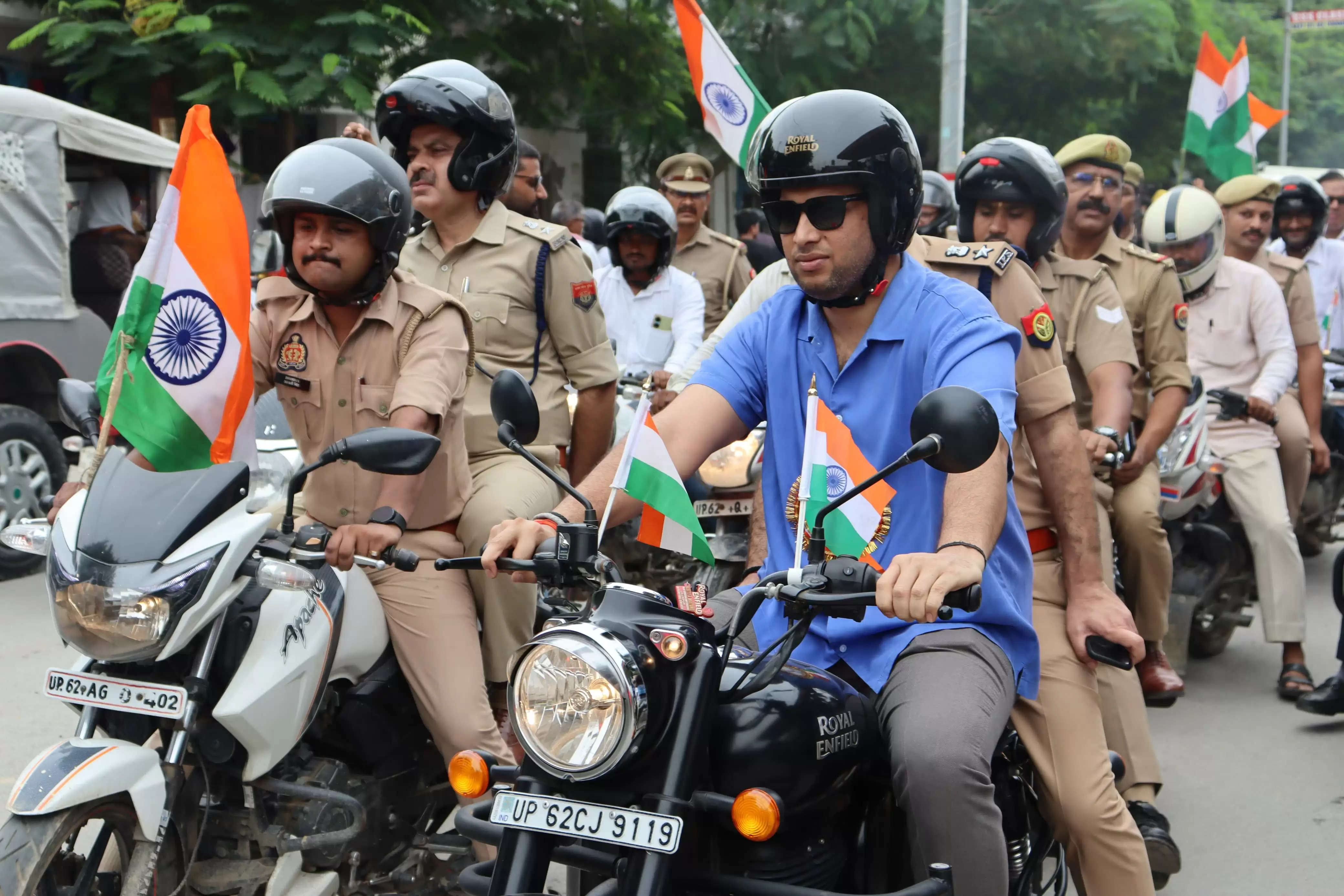 अधिकारियों -कर्मचारियों की तिरंगा यात्रा को जिलाधिकारी ने दिखायी हरी झंडी