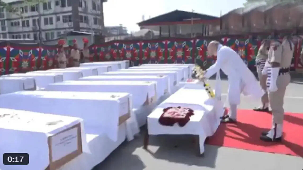 केंद्रीय गृहमंत्री शाह, एलजी सिन्हा, मुख्यमंत्री उमर पुलिस नियंत्रण कक्ष श्रीनगर पहुंचे, पहलगाम आतंकी हमले के पीड़ितों को श्रद्धांजलि दी