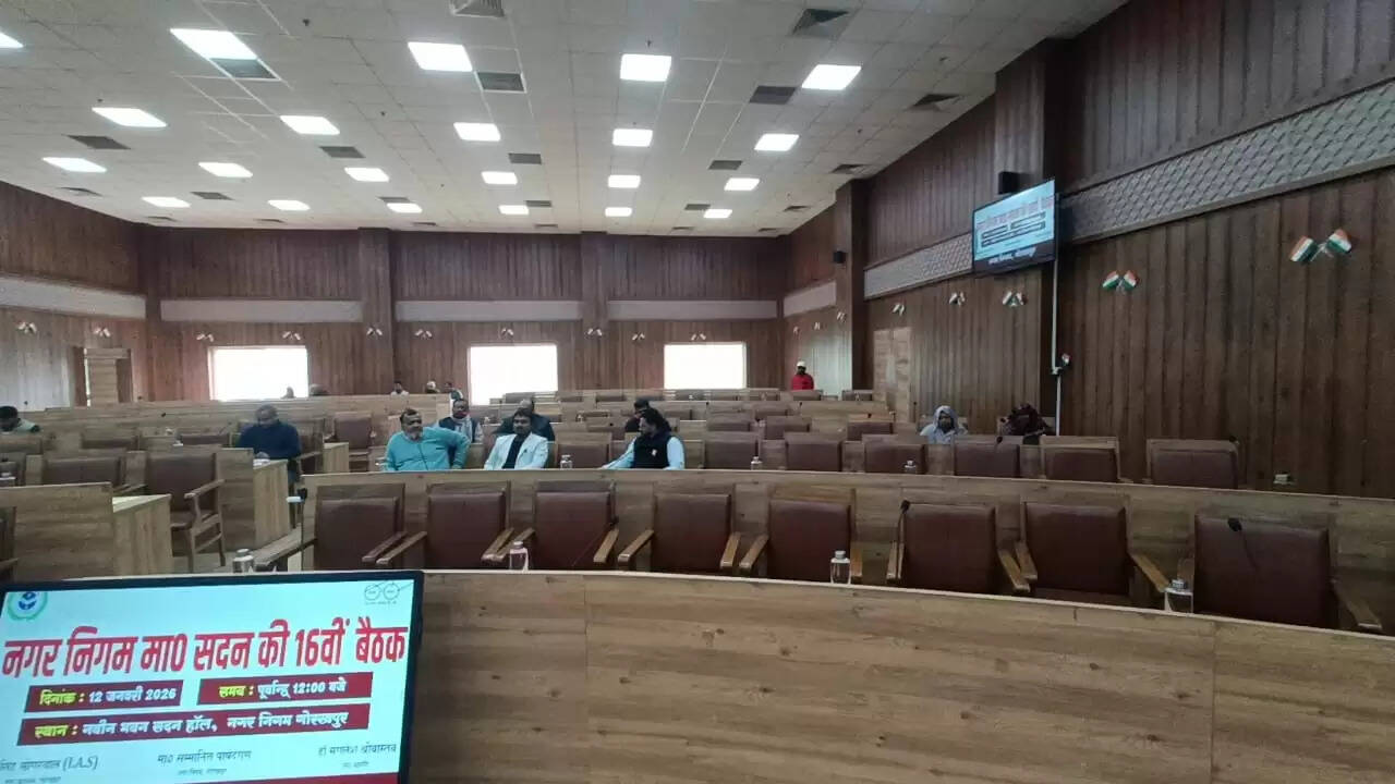 गोरखपुर महोत्सव के पास को लेकर 68 पार्षद धरने पर बैठे, 12 पार्षदों संग अंदर चलती रही बैठक