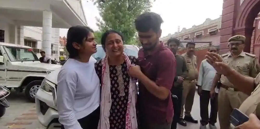 संपत्ति विवाद में जहर देकर हत्या का आरोप, पति का शव लेकर महिला पहुंची जिलाधिकारी कार्यालय