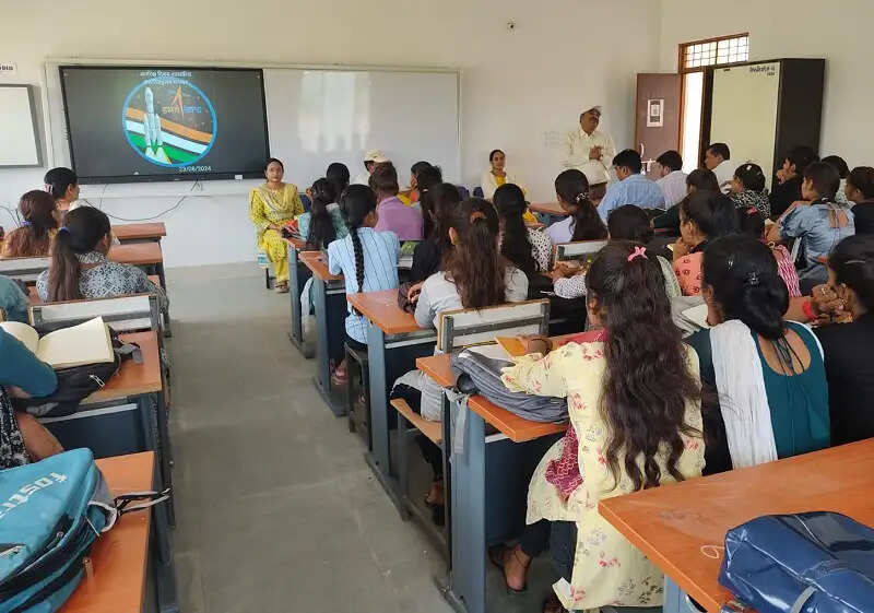 मप्रः विद्यार्थियों ने विज्ञान आधारित विषयों पर तैयार किए आकर्षक एवं रचनात्मक पोस्टर