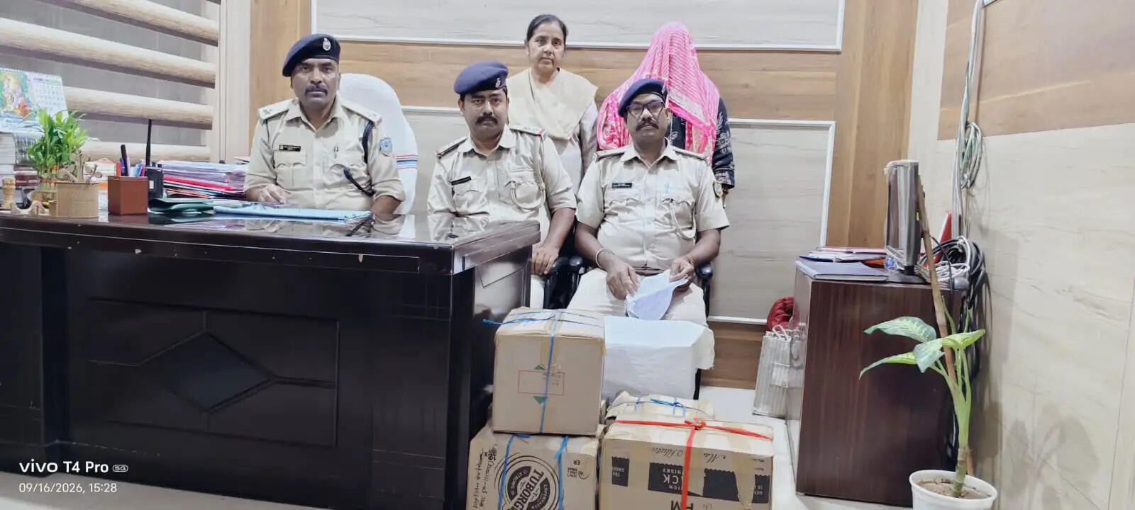 दुकान से 114 बोतल विदेशी शराब बरामद, संचालिका गिरफ्तार