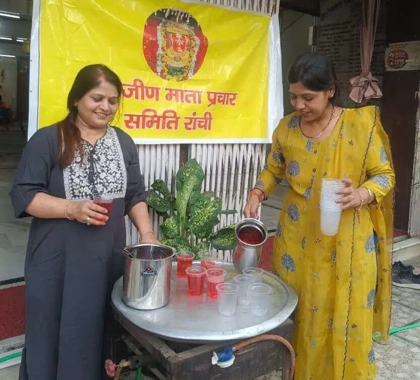 रिम्स परिसर में जीण माता समिति ने लगाया शीतल पेय वितरण शिविर