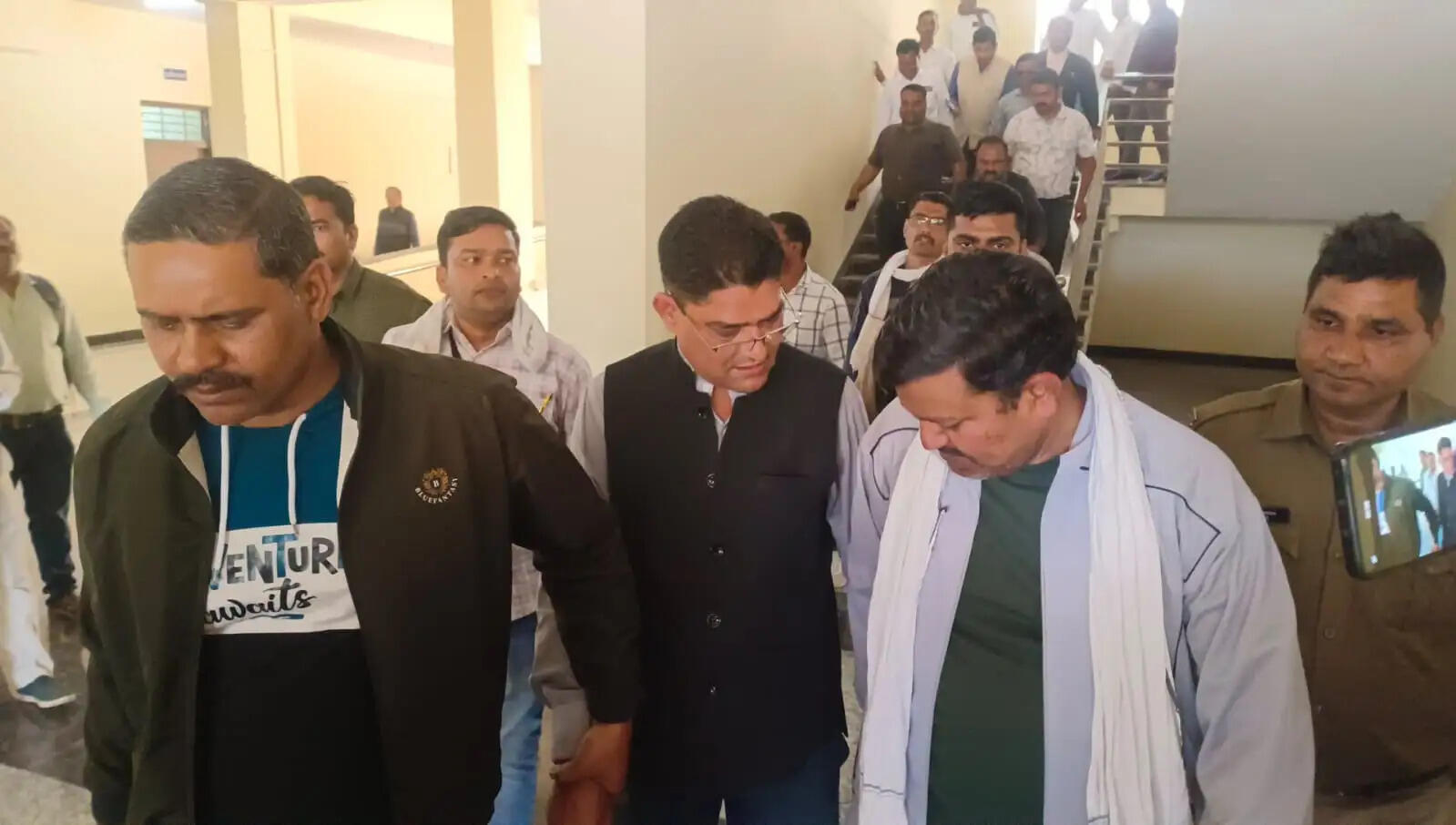 एक हजार रूपए की रिश्वत लेते हुए आरआई को रंगे हाथ लोकायुक्त ने पकड़ा